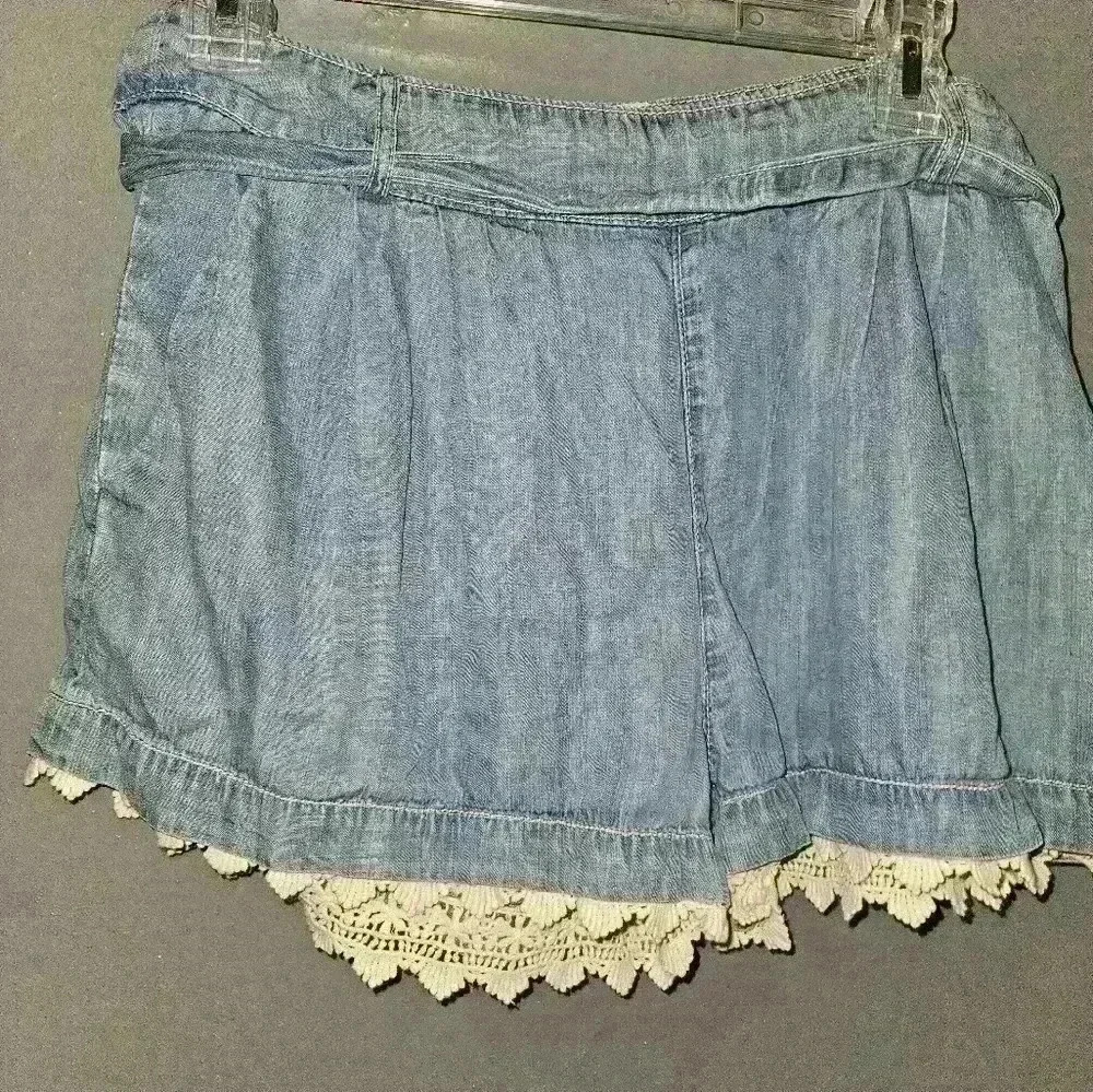 Womans White Trim Jean Shorts Size L, - Picture 4 of 9